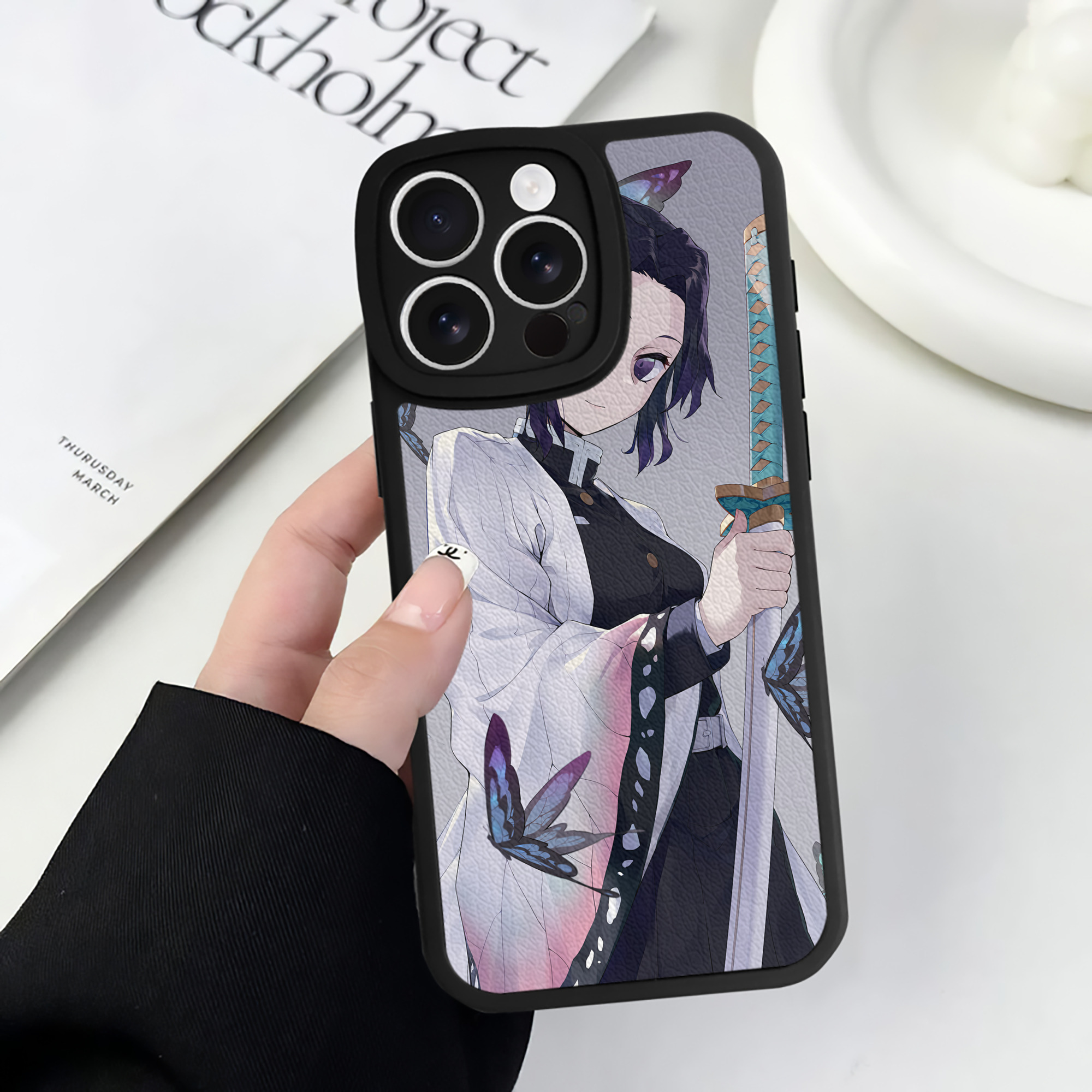 （画像用） 鬼滅の刃（きめつのやいば）蟲柱-胡蝶 しのぶ／こちょう しのぶ Kochou Shinobu 【iPhone 16シリーズ対応】シリコンスマホケース（レザー調） 材質：シリコン